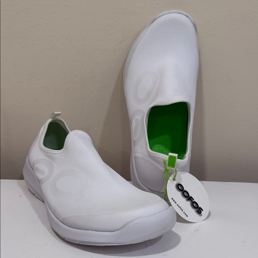 NWT - OOFOS Unisex OOmg Sport White Slip-On Sneakers (Men’s 9 or Women’s 10)